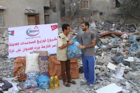 روّاد توزع مساعدات عاجلة على المتضررين من الحرب