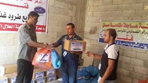 مركز فتا يوزع مستلزمات النظافة والملابس على المتضررين والنازحين بغزة