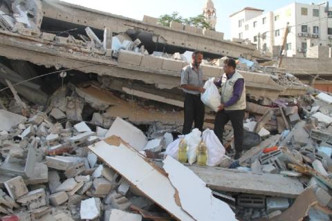 روّاد توزع عشرات الطرود الغذائية للمتضررين من العُدوان على غزة
