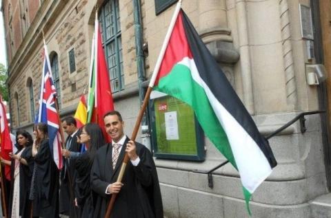 فلسطيني يحصد 5 درجات بكالوريوس و 9 ماجستير و 2 دكتوراه