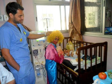 فرقة "مهرجون مركز نوار" ترسم البسمة على وجوه الأطفال المرضى