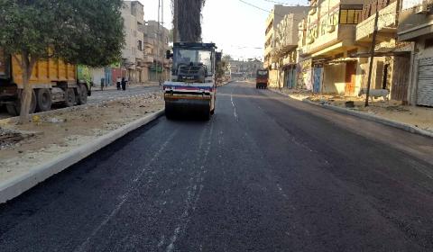 خان يونس: تعبيد جزء من شارع 27 بتمويل اللجنة القطرية