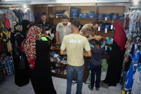 "روّاد" تنفذ مشروع العودة للمدارس على الفقراء بغزة