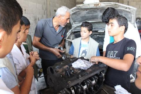 فتيان مركز بناة الغد يشاركون في ورش عملية في الميكانيكا
