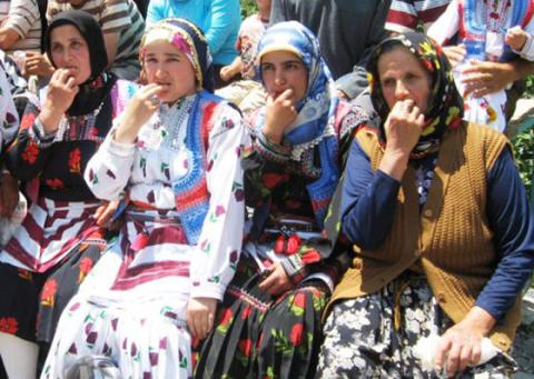 أهالي قرية تركية يتواصلون بلغة الطيور