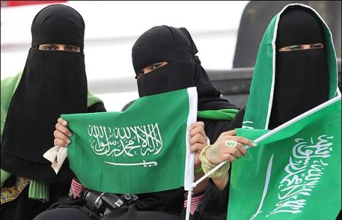 سعوديات يتحدين حظر قيادة السيارة بصور ومقاطع مصورة على الإنترنت