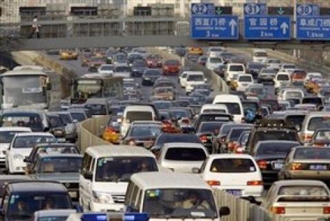 بكين تمنع نصف سياراتها من السير في أيام "التحذير الأحمر"!