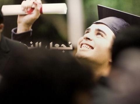فيديو.. نوبة بكاء هستيرية بعد نجاح ابنه