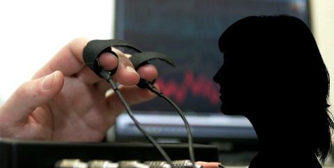 يوميا بريطاني يخضع لجهاز كشف الكذب بسبب غيرة خطيبته