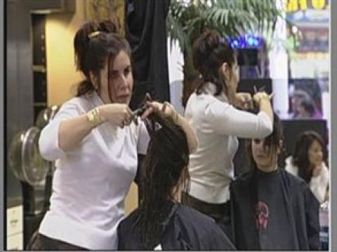 مصففة شعر عمياء... تجتذب الزبائن