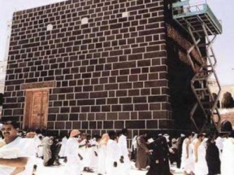 استهجان لقيام زوج الفنانة أحلام وفنان مغربي بغسل الكعبة