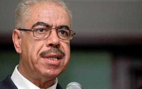"الالكسو" تمنح يحيى يخلف أعلى أوسمتها وتقلده الميدالية الذهبية