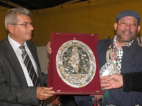 وفاة ناشط فرنسي أوصى بدفن رفاته تحت شجرة زيتون في مخيم فلسطيني