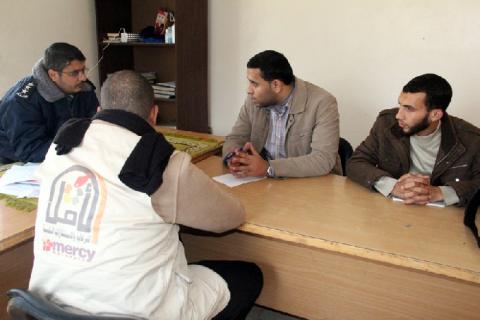الأمل للرعاية والاستشارات النفسية يزور مركز شرطة محافظة خان يونس، ويواصل العمل مع النزلاء