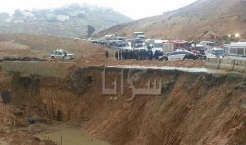 الاردن : الأمطار الغزيرة تداهم مغارة فتكشف عن صناديق ذهب