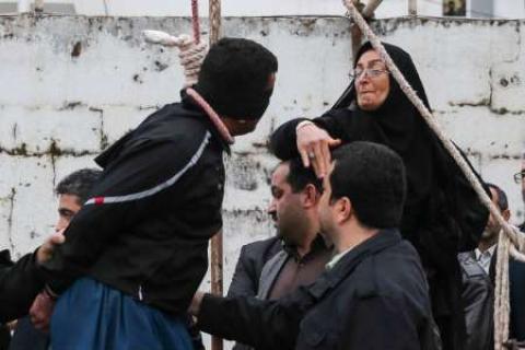 إيران: والدة الضحية تصفع قاتل ابنها وتنقذه من الإعدام