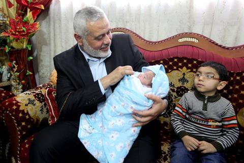 صور.. هنية يستجيب لدعوة مواطن بزيارة  منزله مهنئاً بمولوده الجديد