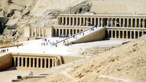 مصر.. اكتشاف مقبرة تحتوي على 50 مومياء