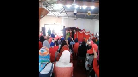 فيديو.. معلم يستعين بالأغاني والرقص لشرح درس