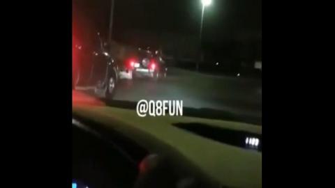 فيديو .. كويتي يسقط من سيارة على بعد خطوات من سيارات