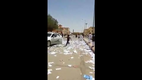 فيديو .. أطفال يمزقون كتبهم ويهاجمون سيارات فرحا بانتهاء الدراسة