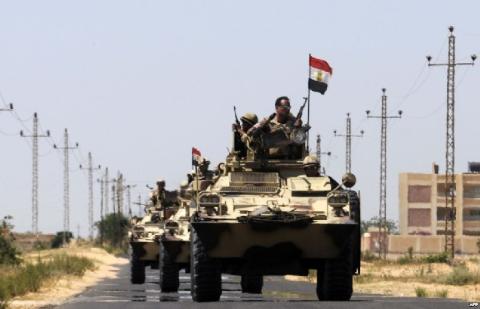 الجيش المصري يشن حملة بسيناء بعد استهداف حافلة وتعرض موقعين للهجوم