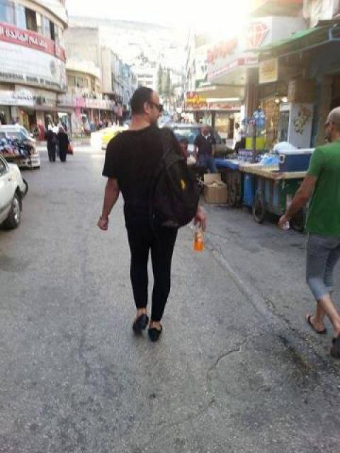 شاب يرتدي "الفيزون" يثير السخط في نابلس