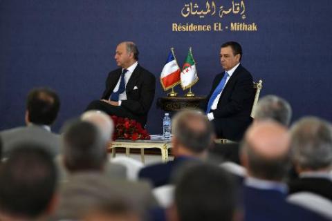 فيديو.. وزير الخارجية الفرنسي في نوم عميق