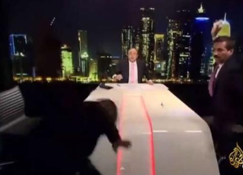 فيديو.. اشتباكات عنيفة بين ضيفي برنامج بقناة "الجزيرة" أثناء مناقشة أحداث العراق