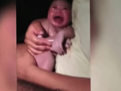 أمريكى يصور ولادة زوجته بالسيارة بدلا من توصيلها للمستشفى