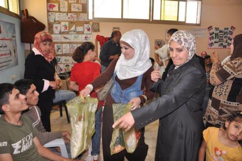 الجمعية التعاونية توزع ملابس شتوية على الفقراء في قطاع غزة