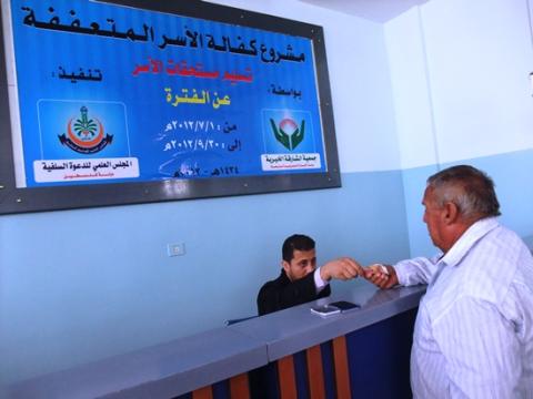 الشارقة الخيرية وبالتعاون مع المجلس العلمي تسلم المساعدات المالية للأسر المتعففة