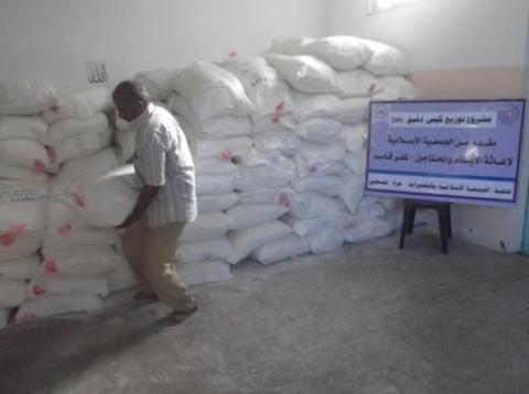 الجمعية الإسلامية توزع الدقيق على الاسر الفقيرة والمحتاجة