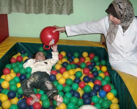 مستشفى الوفاء بغزة يعالج طفلاً سقط من الطابق الثاني