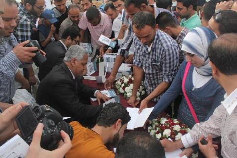 ميناء غزة يحتضن حفل توقيع ديوان مساحة بيضاء