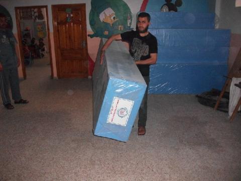 جمعية الصلاح توزع أدوات منزلية لفقراء المغازي