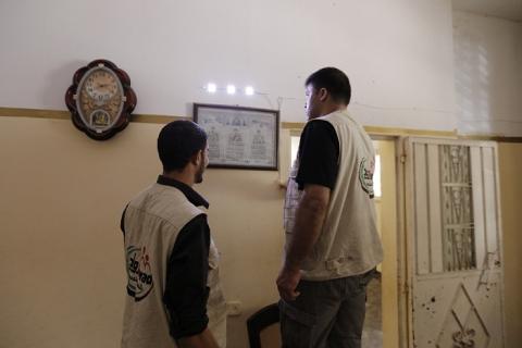 "روّاد" توزع شبكات إنارة لفقراء شمال غرب غزة‎