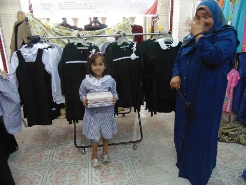 الجمعية التعاونية توزع ألف زي مدرسي في مناطق متنوعة بقطاع غزة