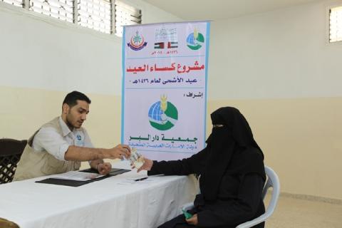 المجلس العلمي ينفذ مشروع كساء عيد الأضحى للعام 1436هـ