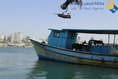 الزوارق الإسرائيلية تطلق قذائفها على شواطئ غزة