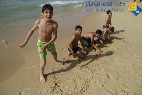 وفاة شاب و اصابة آخر جراء غرقهم في بحر خان يونس