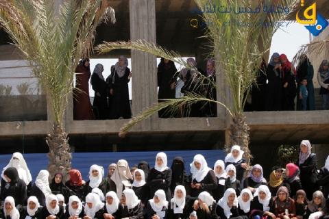 صور.. فتيات فلسطينيات يشاركن بتدريبات على اخماد الحرائق