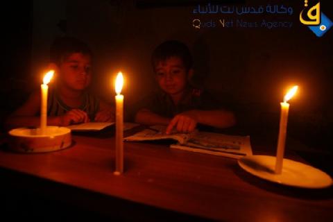 صور.. اطفال فلسطينيون يدرسون على ضوء الشموع في رفح