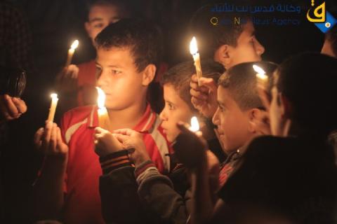طلاب يعتصمون امام منزل ابو مازن في غزة