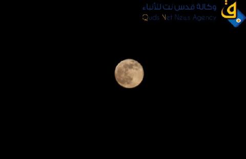 صور.. قدس نت ترصد لحظة ظهور القمر بسماء فلسطين على غير عادته