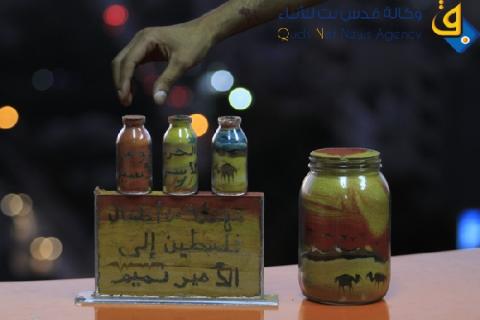 فيديو وصور.. الشقيقان (علي ومحمد) يقضيان عطلتهم بممارسة الرسم بالرمل داخل الزجاج