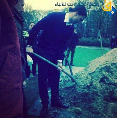 صور.. دفن شقيق اللاعب إبراهيموفتش بطريقة اسلامية في السويد
