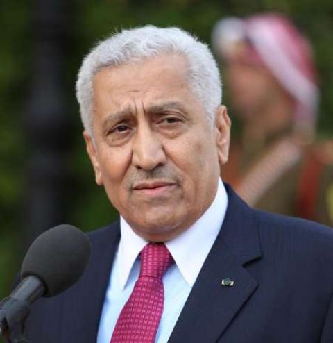 رئيس الوزراء الأردني عبد الله النسور يرمى بالحذاء في جرش