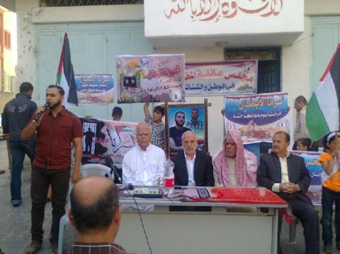 عائلة المقيد تنظم وقفة تضامنية مع الأسرى المضربين عن الطعام