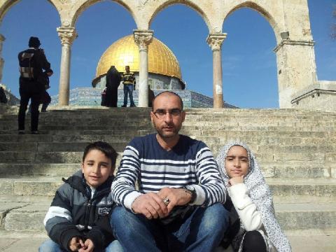 صحفي مقدسي يتابع هموم القدس عبر المواقع وشاشة التلفزة